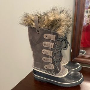 Sorel Joan of Arctic ladies’ boots with faux fur. Size 9. Excellent condition.